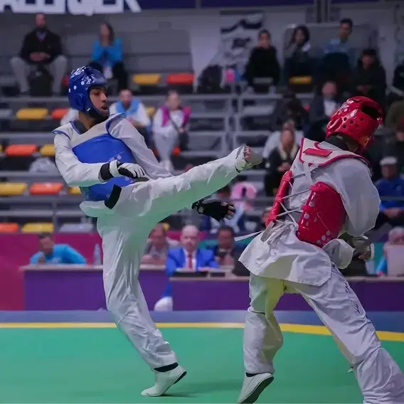 Jóvenes practicando karate